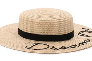 12 соломенных шляп с лентой, которые можно носить не только на море