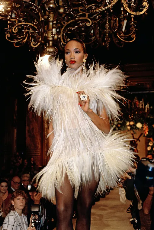 Наоми Кэмпбелл на показе Yves Saint Laurent осень-зима 1987/88 Наоми Кэмпбелл на показе Yves Saint Laurent осень-зима 1987/88