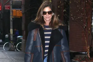 Дубленка как у Синди Кроуфорд — идеальная зимняя альтернатива куртке-косухе