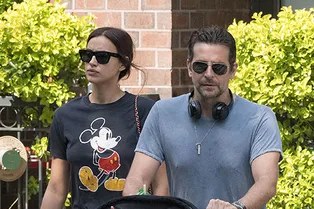 Семейство в сборе: Ирина Шейк и Брэдли Купер на прогулке с дочерью