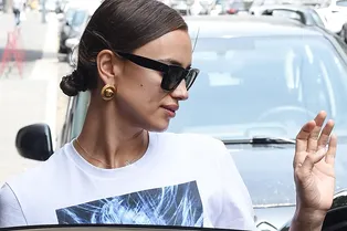 Все в сборе: образы сестер Хадид и Ирины Шейк перед показом Versace