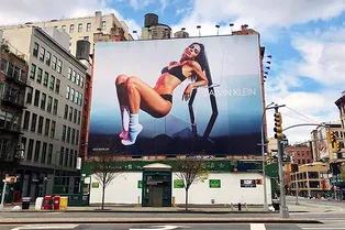 Фото дня: Кендалл Дженнер в нижнем белье на билборде в безлюдном Лондоне