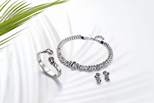 Изумрудный «глаз аллигатора» в коллекции UNOde50 Изумрудный «глаз аллигатора» в коллекции UNOde50