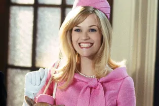 Риз Уизерспун и Дженнифер Кулидж поделились подробностями новой «Блондинки в законе»