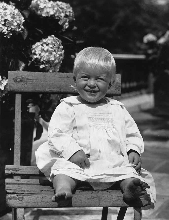 2-летний принц Греции Филипп, июль 1922 года