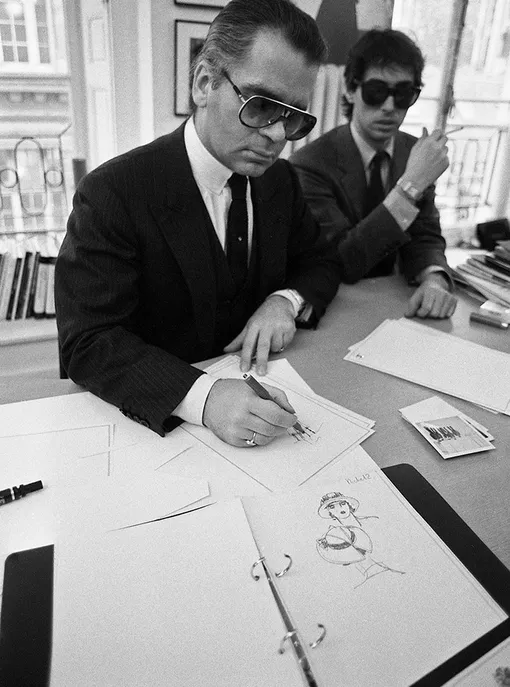 За работой над кутюрной коллекцией Chanel в студии на улице Камбон в Париже, 1984 год