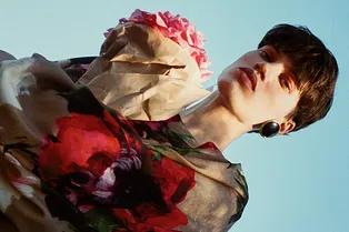 Платья-олимпийки, леопардовые шубы и «школьные» наряды в новой коллекции Loom Moscow