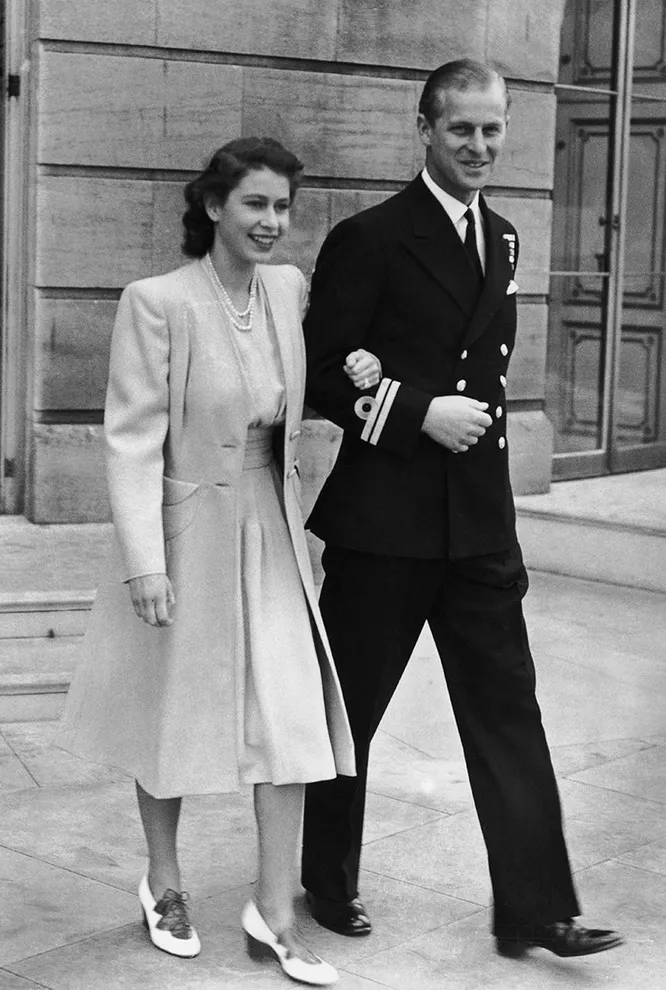 С принцем Филиппом Маунтбеттеном во время заявления о помолвке, 10 июля 1947 год