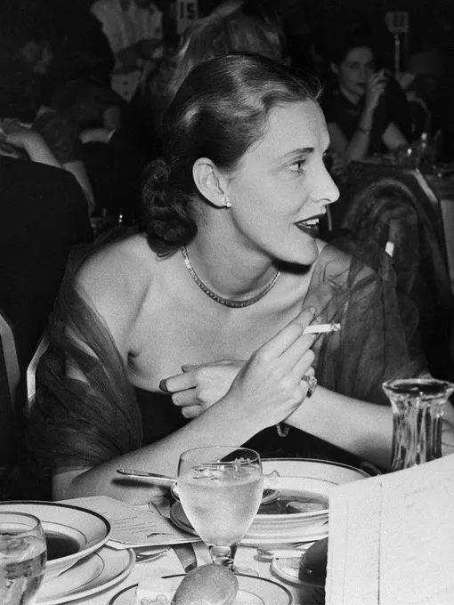 Миссис Ховард Хоукс на вечеринке в отеле Waldorf Astoria в Нью-Йорке, 1948 год