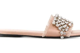 Шлепанцы и мюли: 17 пар открытой обуви на лето от 3 тысяч рублей