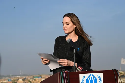 Анджелина Джоли зачитывает речь