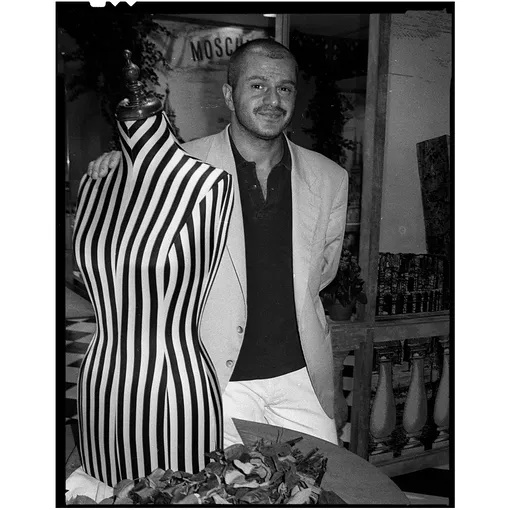 Франко Москино в магазине Moschino в Нью-Йорке, 1991 год Франко Москино в магазине Moschino в Нью-Йорке, 1991 год