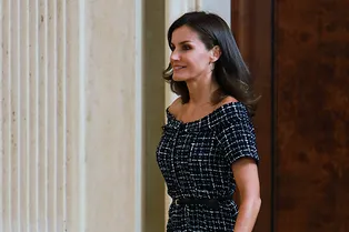 Королева Летиция в платье Zara с открытыми плечами на приеме в Мадриде