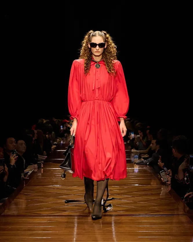 Balenciaga весна-лето 2025 Balenciaga весна-лето 2025