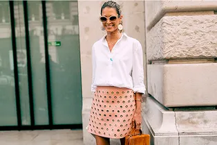 Какие мини-юбки выбирать летом 2018-го и с чем их носить: 11 практичных идей