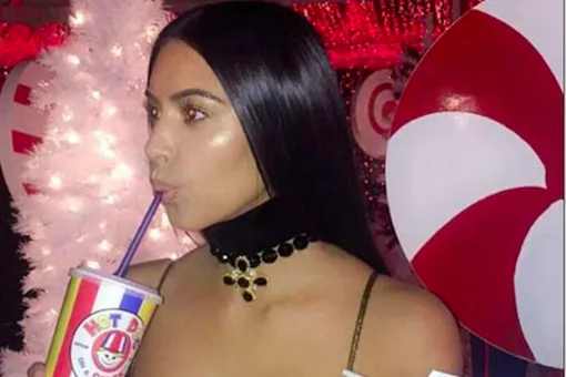 «Вернувшаяся»: Ким Кардашьян отметила Рождество в золотом платье Rodarte