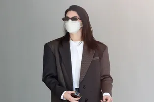 Как выглядеть стильно в белой футболке и базовых джинсах — носите их с клетчатым жакетом и сумкой в тон, как Кендалл Дженнер