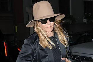 Королева smart casual: 15 повседневных образов Дженнифер Энистон