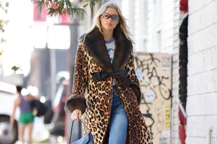 С каким пальто сочетать джинсы? Конечно, с леопардовым С каким пальто сочетать джинсы? Конечно, с леопардовым