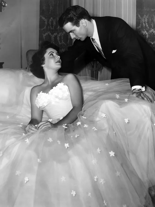 Элизабет Тейлор и Монтгомери Клифт в фильме «Место под солнцем» (1951) Элизабет Тейлор и Монтгомери Клифт в фильме «Место под солнцем» (1951)