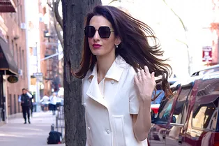 Как одеваться на работу летом: беспроигрышный вариант от Амаль Клуни