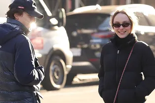 Лили-Роуз Депп с алой сумкой Chanel и в удобных кроссовках на свидании с Тимоти Шаламе