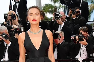 Ирина Шейк, Елена Летучая и Джулианна Мур на премьере фильма «Йомеддин»