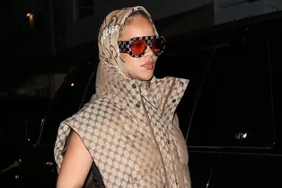 Дутая жилетка Gucci x Balenciaga, шелковое платье-комбинация и платок на голове: Рианна мастерски сочетает несочетаемое