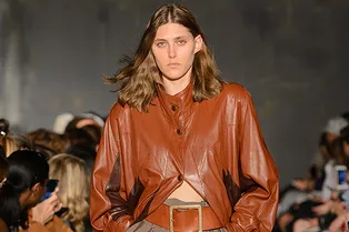 Самые модные базовые костюмы и тренчи в новой коллекции Situationist