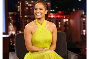 Дженнифер Лопес в «балетном» платье лимонно-лаймового оттенка сходила на съемки телешоу