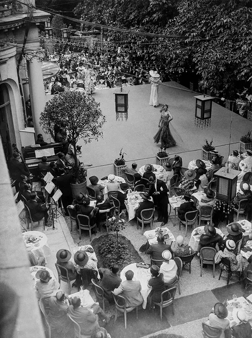 Показ мод в саду Пре-Кателан в Париже, 1934