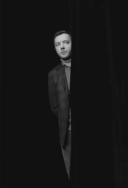 Пиджак и поло с длинными рукавами PAUL SMITH; водолазка BRUNELLO CUCINELLI; брюки TOM FORD Пиджак и поло с длинными рукавами PAUL SMITH; водолазка BRUNELLO CUCINELLI; брюки TOM FORD