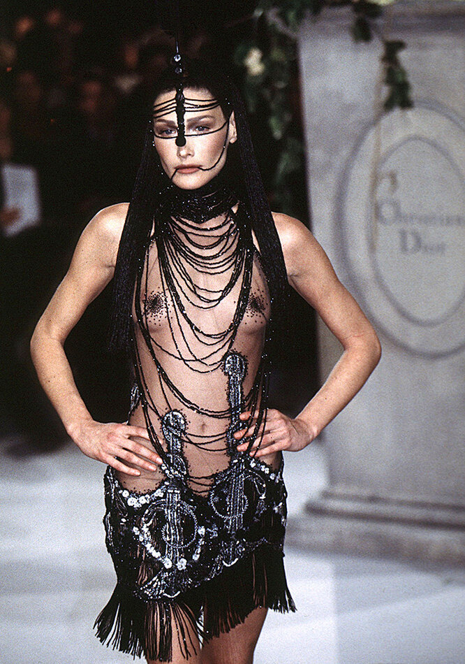 Карла Бруни во время показа Christian Dior Haute Couture, весна-лето 1997