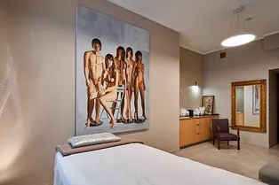 Блестящий маникюр без покрытия и «избавитель» от целлюлита: 3 полезных бьюти-адреса