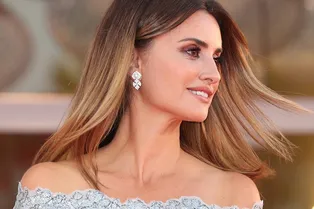 Пенелопа Крус в «платье снежинки» и Мэгги Джилленхолл в образе греческой нимфы на церемонии закрытия 78-го Венецианского кинофестиваля