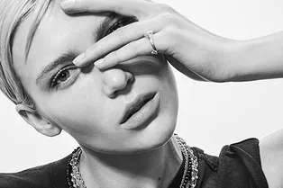 Чокер из кожи, кольцо-шевальер и серебряная трубочка для шампанского в лукбуке GFase