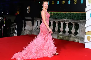 Скарлетт Йоханссон в платье Versace цвета заката повторила образ Ирины Шейк с Met Gala