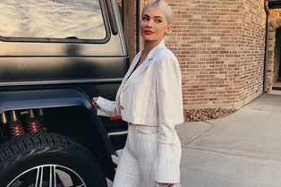 Способ носить строгий костюм от Кайли Дженнер: добавьте сексуальный топ и кроссовки