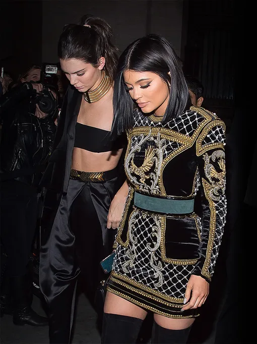 Кендалл и Кайли Дженнер в BALMAIN X H&M Кендалл и Кайли Дженнер в BALMAIN X H&M