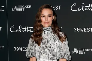 Кира Найтли в летящем платье в пол на премьере кинокартины «Колетт»