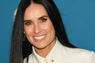 Массаж розовым кварцем и волшебные салфетки: как ухаживает за кожей 57-летняя Деми Мур