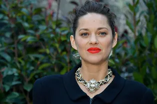 Французский шик на каждый день: 10 образов именинницы Марион Котийяр