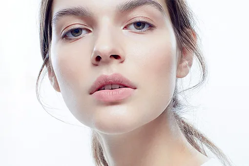 Актуальные тренды макияжа, причесок и маникюра в летнем лукбуке Brow&Beauty Bar