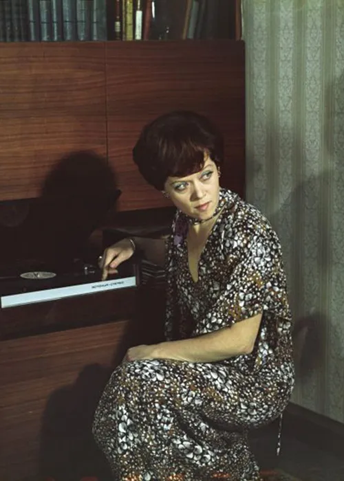 Кадр из фильма Эльдара Рязанова «Служебный Роман» (1977) Кадр из фильма Эльдара Рязанова «Служебный Роман» (1977)