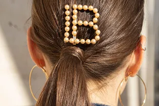 Наивные и роскошные: 8 заколок, чтобы красиво убрать волосы в жару