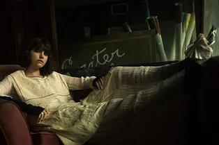 Кейпы, плащи и резиновые сапоги: 14 осенних образов для вдохновения