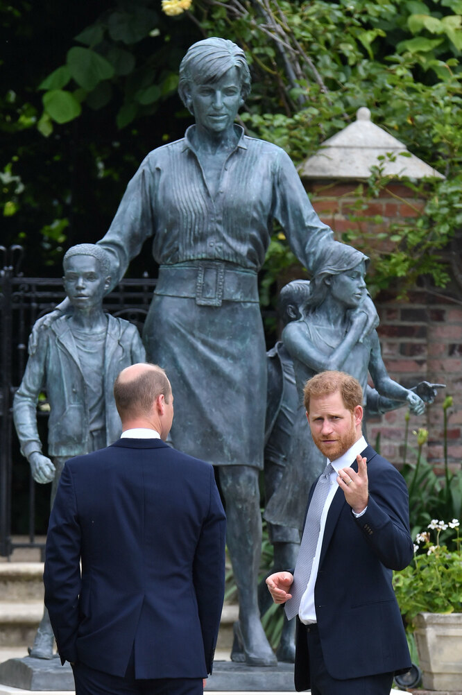 Принцы Уильям и Гарри на открытии памятника принцессе Диане в Кенсингтонском дворце