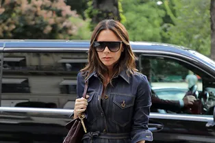 Total look из денима: как Виктория Бекхэм завоевала Париж