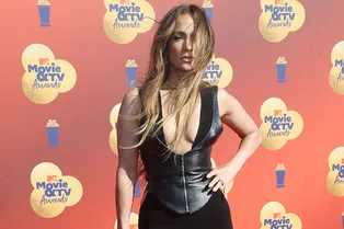 Кожаный корсет, огромное декольте и бриллианты: Джей Ло знает, как произвести вау-эффект