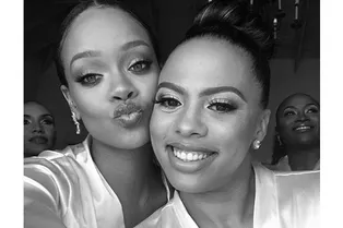 Постройневшая Рианна в кобальтовом платье на свадьбе лучшей подруги